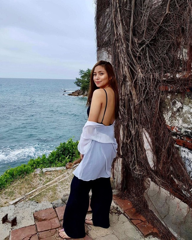 Sebagai seorang pilot dan orang yang suka liburan, ia banyak mengunjungi tempat-tempat menarik. Foto-foto di Instagram-nya pun bisa bikin Anda iri. Foto: Instagram shanika silverio