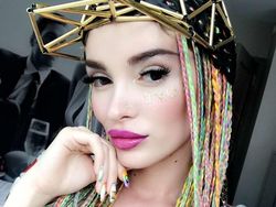 Kecantikan Sang Pelantun Piala Dunia 2018 Pukau Netizen