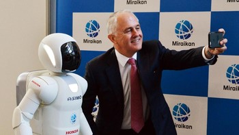 Ia juga sering berinteraksi dengan tokoh dunia seperti foto ini selfie dengan perdana menteri Australia Malcom Turnbull saat berkunjung ke Jepang pada tahun 2015. (Foto: GettyImages)