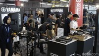 Ada beraneka brand drum ternama yang memajang produk-produk unggulannya.