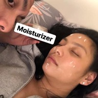 Sebelumnya wanita itu sempat viral berkat pacarnya Albrecht Sagario. Ketika itu, Shanika sangat mengantuk setelah pulang hangout. Albrecht pun membantu memakaikannya produk perawatan kulit mulai dari toner, pelembapelembap wajah, eye cream, hingga pelembap kuku saat pacarnya tertidur. Foto: Twitter