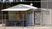 Selain bertemu dengan Wakil Presiden Southwest Key Program, Melania juga melakukan tur kecil untuk melihat fasilitas yang diberikan oleh pusat perlindungan itu. Leah Millis/Reuters.