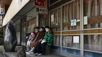 Shikoku merupakan pulau terkecil yang dimiliki oleh Jepang. Jumlah penduduknya pun tak banyak terlebih banyaknya anak muda yang memilih pergi dari Shikoku untuk bekerja di ibukota atau kota-kota besar lainnya seperti ke Tokyo. Hal itu membuat salah seorang penduduk Shikoku, Tsukimi Ayano menciptakan sebuah kota kecil yang penuh dengan kakashi (orang-orangan sawah, red.) di Shikoku, Jepang. Carl Court/Getty Images.