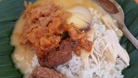 Nasi Ayam Mbok Pini Gang Pinggir Semarang ini salah satu yang populer. Coba lihat yang disantap @vinaapriyani ini. Sambal gorengnya mlekoh menggiurkan! Foto: Instagram @vinaapriyani
