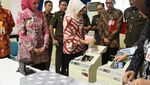 Penampakan Duit Segunung Hasil Korupsi Dana Sepakbola di Jember