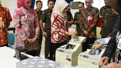 Penampakan Duit Segunung Hasil Korupsi Dana Sepakbola di Jember
