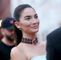 Gaya minimalis elegannya kembali dipertegas Lily lewat hair-do yang sleek. Sebagai penyempurna gayanya, istri Caleb Followill, vokalis Kings of Leon, itu mengandalkan choker permata penuh warna dari Bvlgari.  (Foto: Getty Images)