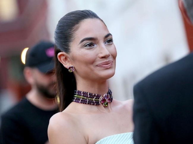 Gaya minimalis elegannya kembali dipertegas Lily lewat hair-do yang sleek. Sebagai penyempurna gayanya, istri Caleb Followill, vokalis Kings of Leon, itu mengandalkan choker permata penuh warna dari Bvlgari.  (Foto: Getty Images)