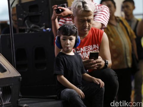 Marcell Siahaan Belajar Lagi saat Si Bungsu Mahir Main Drum di Usia Dini
