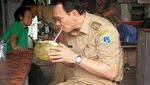 Sluuurp! 8 Tokoh Politik hingga Kepala Negara Ini Asyik Nikmati Kelapa Muda