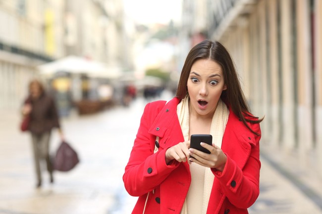 Masih melihat layar ponsel, ini ekspresi super kaget Carla yang lainnya. Foto: Thinkstock