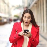 Masih melihat layar ponsel, ini ekspresi super kaget Carla yang lainnya. Foto: Thinkstock