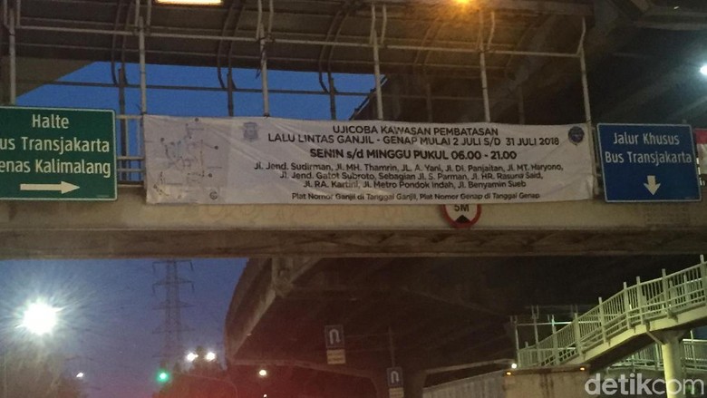 Dishub Pasang Spanduk Sosialisasi Ganjil Genap di Jl DI Panjaitan Dishub Pasang Spanduk Sosialisasi Ganjil Genap di Jl DI Panjaitan