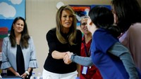 Sebelumnya, Ibu Negara Amerika Serikat itu sudah melakukan kunjungan mendadak beberapa waktu lalu ke lokasi anak-anak ditahan di perbatasan Amerika Serikat - Meksiko. Ia mengenakan jaket hijau dengan tulisan kontroversial yang berbunyi I really dont care. Do U? dan memicu kehebohan di internet. Leah Millis/Reuters.