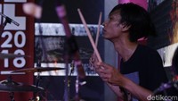 Terutama permainan drum Hatta yang membuat para pecinta musik yang hadir berdecak kagum.