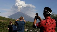 Wisatawan menyaksikan letusan Gunung Agung dari Karangasem.  REUTERS/Johannes P. Christo.