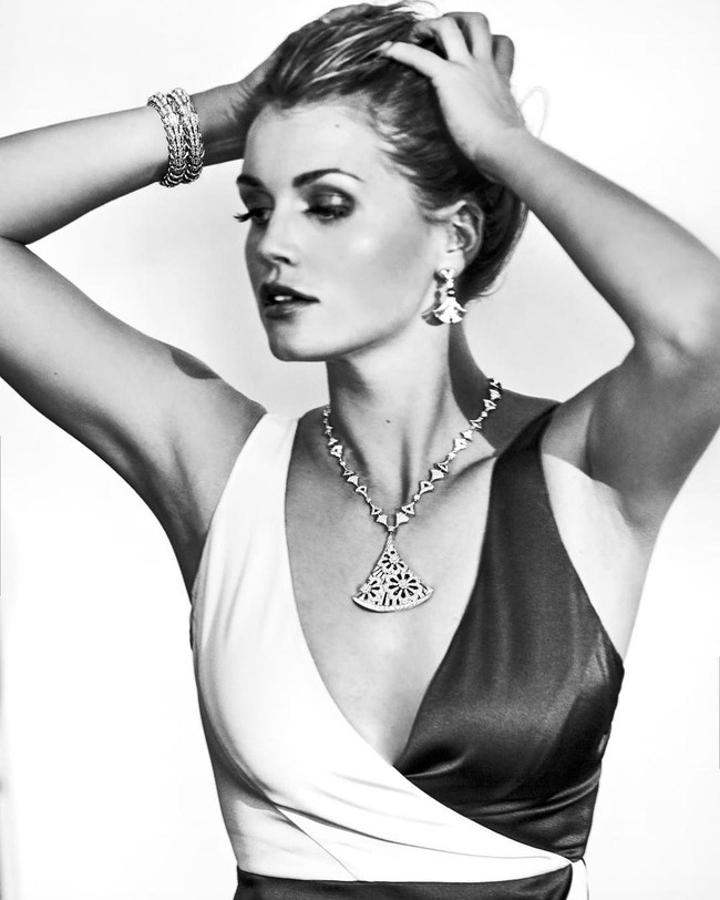 Kitty Spencer menjadi model untuk koleksi perhiasan Serpenti, terinspirasi dari sosok ular dalam mitologi Yunani dan Romawi Kuno. Foto: Instagram/@kitty.spencer