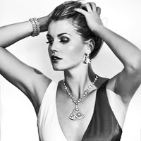 Kitty Spencer menjadi model untuk koleksi perhiasan Serpenti, terinspirasi dari sosok ular dalam mitologi Yunani dan Romawi Kuno. Foto: Instagram/@kitty.spencer