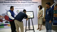 Penandatanganan kerja sama dilakukan oleh SVP Bank Mandiri Rahmat Broto Triaji dan Dirut KiosTix Ade Sulistioputra.