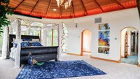 Ruang tidurnya dilengkapi dengan benda seni bernilai tinggi. Hal ini menambah mahal harga jual rumahnya. Istimewa/Zillow.inc.