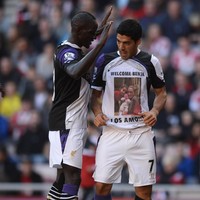 Luis Suarez begitu cinta pada istri dan anak-anaknya. Kecintaannya itu pun tak segan ditunjukkannya pada khalayak. Saat masih memperkuat Liverpool dan bertanding melawan Sunderland, di balik jersey yang dipakainya, dia mengenakan kaus yang dihiasi potret istri dan kedua anaknya. Pada potret tersebut tampak sang istri menggendong anak laki-laki mereka yang baru lahir. “Welcome Benja. Los Amo,” demikian tulisan di kausnya yang berarti ‘selamat datang Benja (nama anak laki-lakinya). aku mencintai mereka.’ Foto: Dok. Getty Images, Instagram