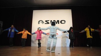 Dia menguasai kemampuan berlari, menari, bisa melompat dengan satu kaki, berbicara bahasa isyarat menggunakan lima jari dan pintar menuangkan kopi ke dalam cangkir tanpa tumpah. Foto: GettyImages