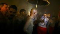 Dalam perayaan ini, umat Hindu akan berkumpul di tepi Sungai Gangga. Karena menjadi event yang dinanti-nanti, para peziarah akan dibagi menjadi beberapa kelompok. (Ahmad Masood/Reuters)