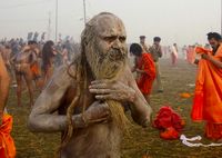Para Sadhu yang dibalur dengan abu (Ahmad Masood/Reuters)