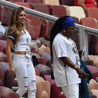 Perempuan berdarah Bolivia itu sempat terlihat di laga Grup H Piala Dunia 2018 saat Prancis melawan Denmark baru-baru ini. Mencuri perhatian dalam balutan kaus yang mengekspos perut ratanya serta ripped-jeans, Maria Salaues datang bersama ibu Paul Pogba, Yeo Pogba. (Foto: AFP PHOTO / FRANCK FIFE)