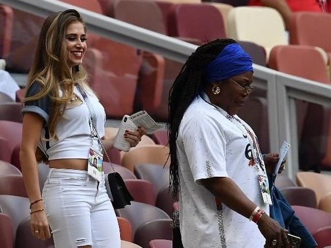 Perempuan berdarah Bolivia itu sempat terlihat di laga Grup H Piala Dunia 2018 saat Prancis melawan Denmark baru-baru ini. Mencuri perhatian dalam balutan kaus yang mengekspos perut ratanya serta ripped-jeans, Maria Salaues datang bersama ibu Paul Pogba, Yeo Pogba. (Foto: AFP PHOTO / FRANCK FIFE)