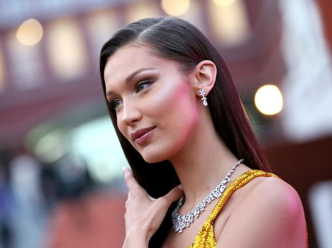 Gayanya semakin sempurna berkat kalung berlian yang melingkar di leher, berikut sepasang anting berlian yang menggantung manis di kedua telinganya. (Foto: Getty Images)