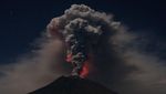 Penampakan Terkini Gunung Agung yang Hembuskan Abu Semalaman