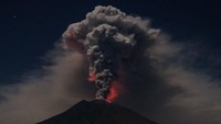 Pagi ini Gunung Agung masih mengeluarkan abu vulkanik dan kawah menyala api berwarna kemerahan dengan intensitas stabil dengan tinggi kolom abu mencapai 2.500 meter. Status masih tetap Siaga (Level 3). Foto: dok. BNPB