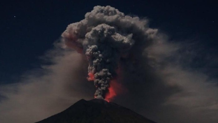 Gunung Agung kembali erupsi dan mengeluarkan abu vulkanik. Dokter kulit meminta masyarakat hati-hati karena abu vulkanik bisa menyebabkan iritasi. Foto: dok. BNPB Gunung Agung kembali erupsi dan mengeluarkan abu vulkanik. Dokter kulit meminta masyarakat hati-hati karena abu vulkanik bisa menyebabkan iritasi. Foto: dok. BNPB