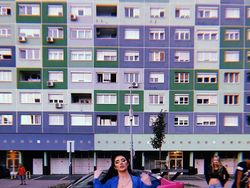 Kecantikan Sang Pelantun Piala Dunia 2018 Pukau Netizen