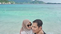 Tommy Kurniawan dan Lisya Nurrahmi menikmati keindahan pantai di Ogoamas, Kecamatan Sojol utara, Donggala, Sulawesi Tengah (lisyanurrahmi/Instagram)