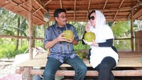 Kalau ini momen manis Djarot saat menikmati kelapa muda bersama sang istri. Adem ya, sambil berteduh di saung bambu. Foto: Instagram