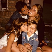 Luis Suarez yang dulu begitu ‘garang’ memiliki sisi lain yang ternyata begitu berbeda dengan perilakunya di lapangan sepakbola. Dia sosok family man, seorang suami yang begitu mencintai istri dan ayah yang begitu sayang anak-anaknya. Foto: Dok. Getty Images, Instagram