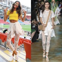 Izabel membuat jersey tampak lebih stylish dengan memadukannya bersama celana transparan rancangan Elie Saab yang mempertegas kaki jenjangnya. Seksi dan elegan! Foto: Dok. Instagram/@alessandraambrosio