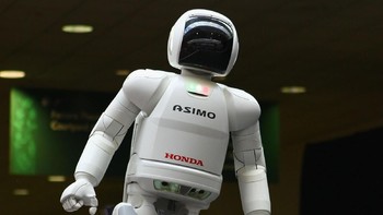 Menjelang penampilan terakhir Asimo, para penggemarnya termasuk orang tua dan anak-anak mengunjungi showroom Honda untuk bertemu dan mengucapkan selamat tinggal pada robot seukuran anak-anak dan bernampilan seperti astronaut tersebut. Foto: GettyImages
