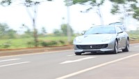 Beberapa waktu lalu, detikOto mendapat kesempatan mencoba Ferrari GTC4Lusso T di jalan raya Sepang, Malaysia. Kini, Ferrari Jakarta memberikan kesempatan kepada detikOto untuk mencoba mobil ganas yang bisa membawa keluarga ini di jalanan Indonesia.