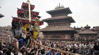 Foto: Kereta ini tidak ditarik dengan kuda melainkan oleh masyarakat. Para warga dari seluruh Nepal akan menarik kereta dengan tali dan mulai perang-perangan. (welcomenepal.com)