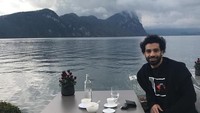 Timnas asal Mesir, Mohamed Salah Ghaly terlihat asyik ngopi di pinggir laut. Dengan semilir angin sejuk, Salah pun terlihat sedang menikmati kopi hangat. Foto: Instagram @mosalah