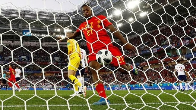 Inilah sosok Michy Batshuayi, striker Belgia yang pada pertandingan melawan Inggris di Piala Dunia 2018 mencuri perhatian karena aksi konyolnya yang disebutnya sebagai tindakan bodoh. Kekonyolan dilakukan striker berusia 24 tahun itu saat merayakan gol yang dilakukan rekannya. Batshuayi mengambil bola dari gawang. Maksud hati ingin menendang ke arah jala agar terlihat keren, bola sepakan Batshuayi justru mengenai tiang gawang sehingga memantul mengenai kepalanya sendiri. Foto: Dok. Instagram