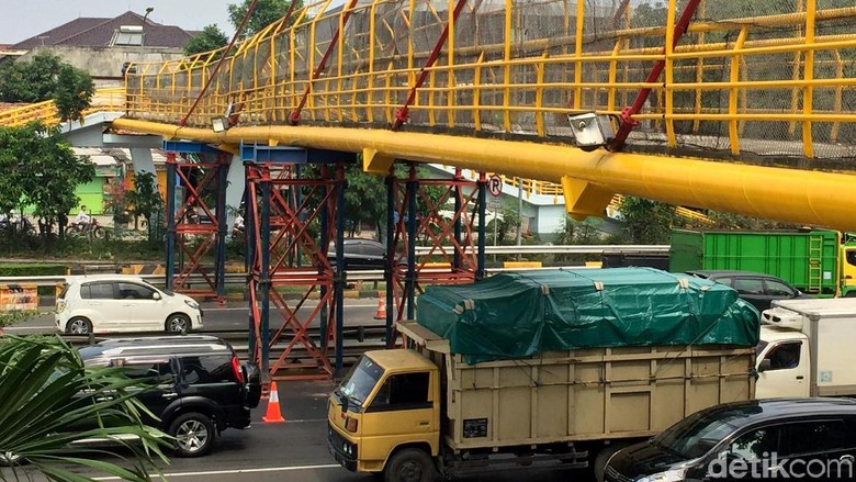 JPO di Tol JORR Bambu Apus yang Ditabrak Truk Diperbaiki JPO di Tol JORR Bambu Apus yang Ditabrak Truk Diperbaiki