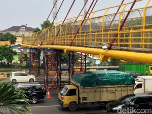 JPO di Tol JORR Bambu Apus yang Ditabrak Truk Diperbaiki