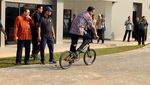 Foto: Gaya JK-Anies Jajal BMX di Venue Asian Games