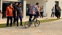 Anies pun sempat berjalan dan memutari lokasi peninjauan. (Foto: Muhammad Fida Ul Haq/detikcom)