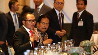 Turut hadir juga Menteri ATR/Kepala BPN Sofyan Djalil dan Menteri Tenaga Kerja Hanif Dhakiri.