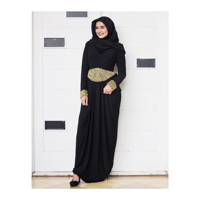 Sang suami, Hengky Kurniawan menjadi calon wakil bupati Bandung Barat perwakilan dari partai Demokrat. Pasangan Aa Umbara Sutisna-Hengky Kurniawan menyabet suara terbanyak hasil Quick Count pada Pilkada serentak hari Rabu (27/06/2018). Foto: Instagram/SonyaFatmala